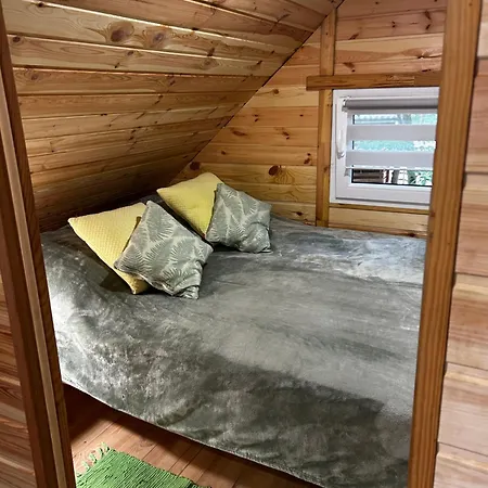 W Lesie Nad Jeziorem Zarnowieckim Chalet